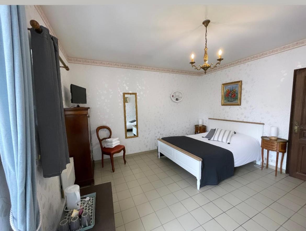 Hotel Du Chateau De Quineville Bagian luar foto
