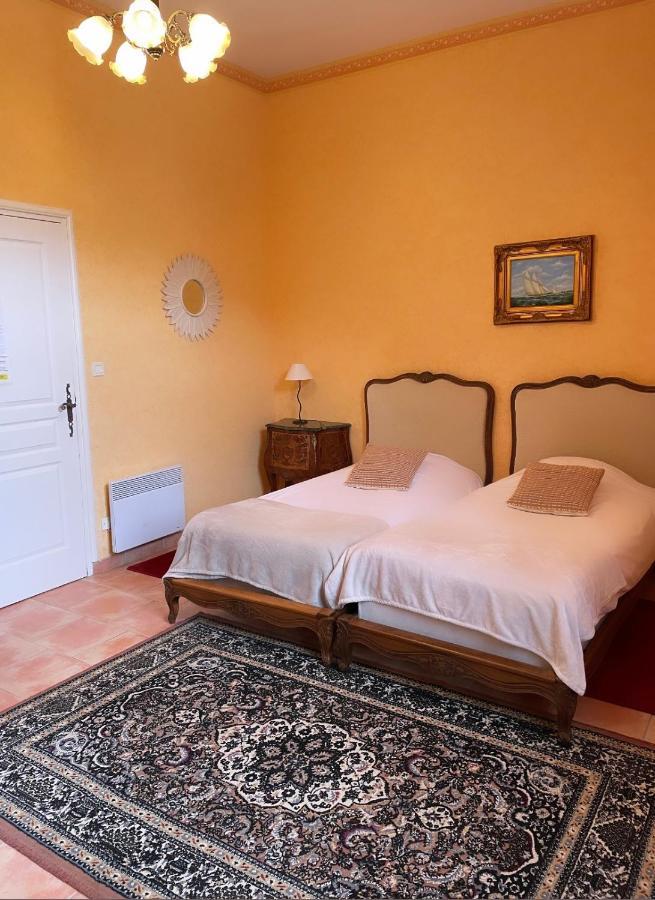 Hotel Du Chateau De Quineville Bagian luar foto
