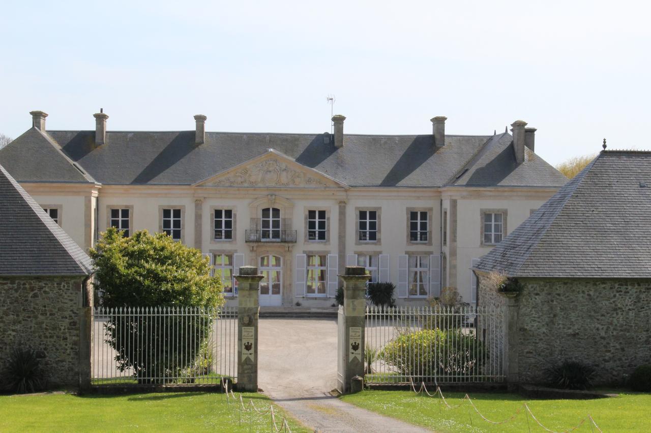 Hotel Du Chateau De Quineville Bagian luar foto